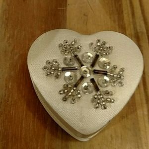 Trinket box, heart-shaped with a snowflake! Small.